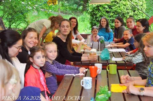 01 – NAHLED MAMY A DCERY – RUSAVA 6-2025